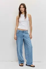 Musculosa blanca de tejido acanalado con cuello redondo y diseño ajustado.