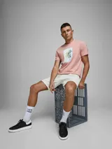 Short chino de jean regular fit color blanco off-white, con efecto lavado, bolsillos laterales y dobladillo revuelto en las piernas.