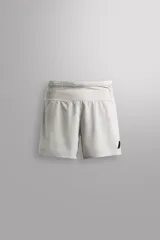 Short deportivo de trail running confeccionado en tejido técnico elástico con textura. Presenta una cintura elástica ancha con compartimentos integrados, bolsillo trasero con cierre y aberturas laterales en el bajo.