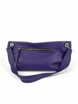 Cartera bandolera de cuero color violeta, con correa extensible con hebilla y cierre superior con cremallera.
