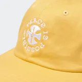 Gorra azul de algodón con logo de la marca bordado en verde en el frente.