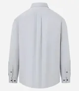 Camisa verde militar de manga larga en sarga de algodón, con cuello clásico, cierre frontal abotonado y dos bolsillos con solapa abotonada en el pecho.