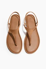 Sandalias planas H&M de dedo, color marrón, con diseño minimalista, punta redonda y tira elástica ajustable en el talón.