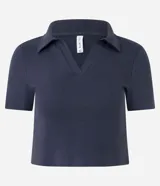 Blusa polo azul marino de rib de algodón, con cuello en V y manga corta.
