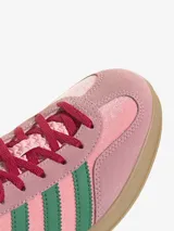 Zapatillas Adidas Gazelle Indoor color rosa con detalles en verde y borgoña.