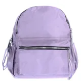 Mochila urbana de tela color lila, con compartimento principal y bolsillo frontal con cierre metálico. Cuenta con bolsillos laterales y tiradores de cierre largos.
