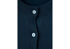 Cardigan de punto fino azul marino, confeccionado en mezcla de algodón y lana, de corte recto con cuello redondo, manga larga y cierre frontal de botones.