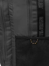 Mochila unisex de diseño técnico en color gris oscuro, fabricada en poliéster ripstop. Cuenta con un compartimento principal amplio, bolsillo frontal con cierre y panel organizador interno, bolsillos laterales de malla y detalles reflectantes.