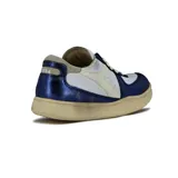 Championes Diadora Heritage de corte urbano, diseño combinado en blanco, azul metalizado y suela desgastada estilo vintage.