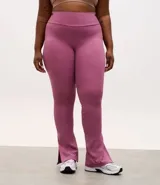 Pantalón deportivo tipo legging flare color marrón, confeccionado en microfibra con elastano. Presenta cintura alta y aberturas laterales en el bajo.