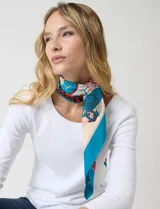Pashmina cuadrada de satén con estampado multicolor en tonos naranja, azul y crema.