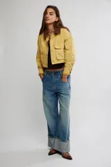 Campera corta de sarga de inspiración workwear, color amarillo con cuello en contraste marrón, bolsillos con solapa en el pecho y cierre frontal con botones.