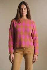 Sweater de punto con diseño de rombos en colores fucsia y tostado, cuello redondo y mangas largas.