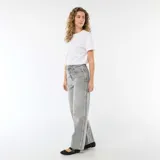 Pantalón de jean estilo baggy de tiro bajo, con lavado ácido en tono gris y costuras laterales marcadas.