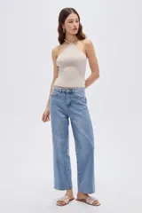 Top de viscosa color marrón, con diseño al cuerpo, escote halter y detalle de cuentas en el cuello.