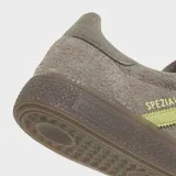 Championes Adidas modelo Handball Spezial, confeccionados en gamuza color marrón con las icónicas tres rayas laterales y detalles en color verde lima. Presentan suela de caucho color caramelo y el logo Spezial en el lateral.
