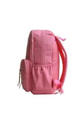 Mochila escolar color lila con detalles en rosa fucsia. Presenta dos bolsillos frontales con cierres y tiradores de cordón. En el bolsillo derecho tiene un estampado con texto en cursiva que dice "love yourself". Tiene un parche con el logo de la marca en la parte superior central.