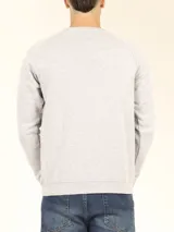 Sweater básico de algodón frizado color bordó, con cuello redondo, puños y ruedo elastizados.