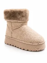 Pantubotas de media caña color tostado, con suela plataforma gruesa dentada y forro interno de corderito.