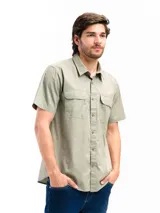 Camisa de manga corta color gris oscuro, con cuello clásico, cierre frontal con botones y dos bolsillos frontales con solapa en el pecho.