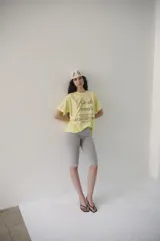 Remera de algodón blanca con estampado frontal en negro que dice "Rio de Janeiro" en letra cursiva y "Captivate Journey to Copacabana Lucha Clothing since 2019".