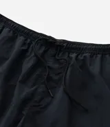 Pantalón cargo negro de corte recto con bolsillos laterales tipo cargo. Presenta cintura elástica con cordón de ajuste y sistema de tiradores en la parte inferior para regular el largo, permitiendo convertirlo en bermuda.