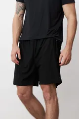 Short deportivo negro con cintura elástica y logo pequeño en la pierna.