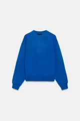 Jersey de punto color azul, con cuello redondo, manga larga y detalles de rib en cuello, puños y dobladillo.