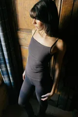 Top de tirantes finos con escote cuadrado, confeccionado en tejido liso y ajustado al cuerpo.