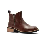Bota corta de cuero color beige con cierre lateral y taco cuadrado de madera.
