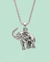 Dije de plata 925 con forma de elefante, con acabado pulido y detalles grabados.