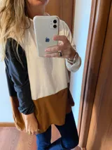 Remerón oversize de mangas largas, con diseño color block en blanco, marrón y negro.