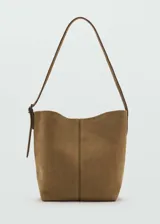 Bolso tipo hobo de cuero gamuzado color marrón, con asa larga ajustable y cierre de botón magnético.