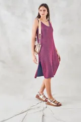 Vestido midi de lurex color azul con corte recto y breteles finos.