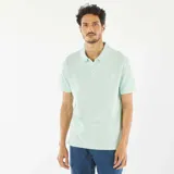 Chomba de piqué de algodón color verde claro, corte clásico, con cuello polo y tapeta de dos botones.