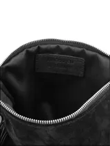 Cartera tipo sobre de gamuza negra con flecos en cascada en la parte frontal y correa de mano removible.