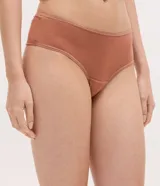 Bombacha tipo bikini de modal con diseño liso y acabado suave. Presenta un corte con hilo doble en la parte trasera y forro de algodón, ofreciendo comodidad y transpirabilidad para el uso diario.