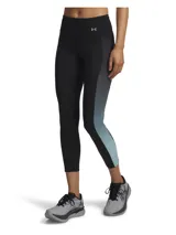 Calza deportiva de corte tobillero con tecnología HeatGear, diseñada para ofrecer alta transpirabilidad y secado rápido. Presenta un diseño bicolor con paneles laterales en degradado de gris a celeste, cintura elástica de tiro alto con cordón interno, bolsillos laterales y detalles reflectantes.