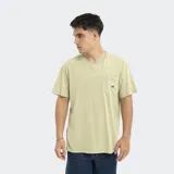 Remera verde oliva de corte oversize, con bolsillo en el pecho y logo de la marca.
