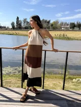 Vestido midi de punto tejido en bloques de colores beige, marrón claro, marrón oscuro y negro, con cuello halter ajustable y reborde en crochet.