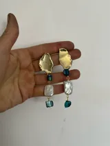 Aros colgantes con base irregular de bronce hecha a mano, perla de río y nácar.