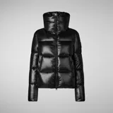 Campera puffer corta color borgoña, de nylon lacado con relleno sintético. Tiene cuello alto, cierre bidireccional, tiradores de cremallera personalizados y logo redondo de goma en la manga.