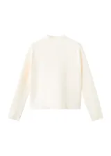 Sweater de punto fino color blanco marfil, de corte recto, con cuello perkins y manga larga.