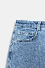 Falda midi de denim con diseño de cinco bolsillos, cierre frontal con cremallera y abertura central en el delantero.