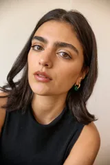 Aros dorados con dije circular de piedra natural negra.