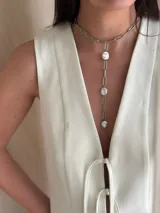 Corbatín con cadena de acero quirúrgico color plateado y perlas de río. Se puede usar ajustado al cuello o más suelto. Se cierra con ganchito para regular el largo.