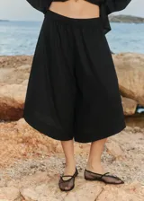 Bermuda de corte amplio y silueta en A, confeccionada en mezcla de lino y rayón. Presenta cintura con elástico ancho, tiro bajo y largo a media pantorrilla.