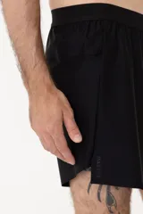Short deportivo negro de tela ultra liviana con tecnología drifit y protección UV50+.