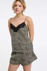 Musculosa de viscosa satinada con estampado animal print en tonos negro, blanco y verde oliva. Presenta tirantes finos regulables y escote en V con detalle de encaje negro.