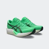 Championes de running Asics Magic Speed 5, color verde brillante con detalles en negro y suela blanca con placa de carbono.